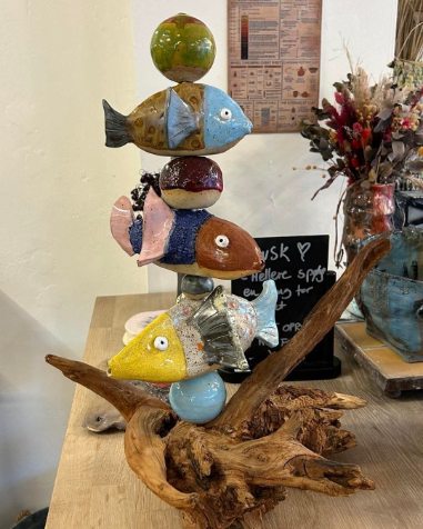 Fiskeskulptur i glade farver